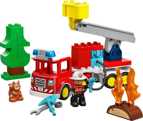 10473 Löschauto mit Schlauch und Feuerwehrmann