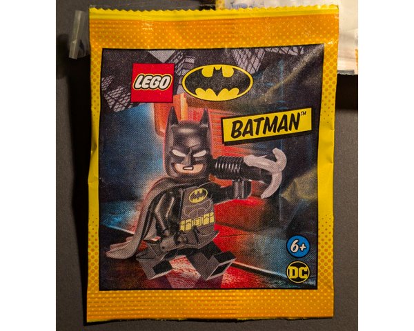 212406 Batman with Grappling Hook and Batarang