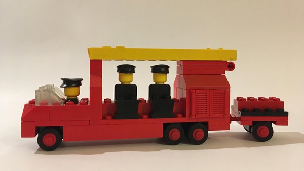 693 Fire Engine with Firemen