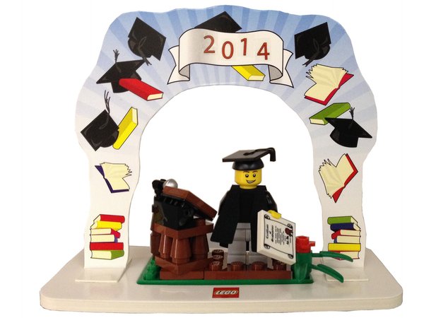 850935 Classic Minifigure Graduation Set