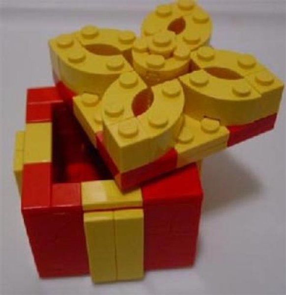 LLCA07 Holiday Gift Box (Red Box, Yellow Trim With Removable Top) (Legoland California)