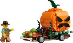 Pickup mit Halloweenkürbis